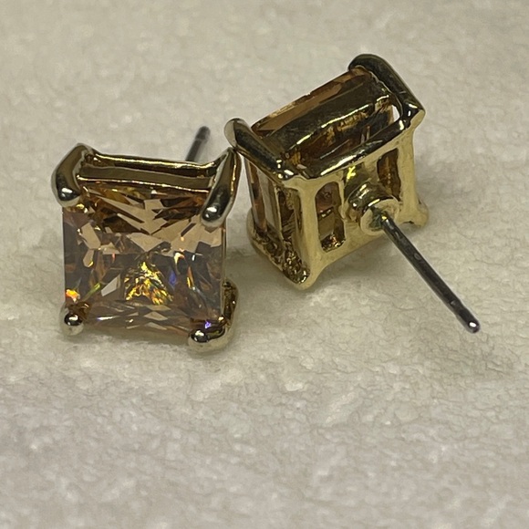 Elegant Gold Stud princess cut morganite 

Beautiful 
Worn once - Picture 8 of 16